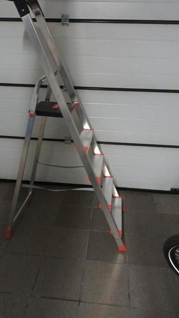 Altrex Lima huishoudtrap beschikbaar voor biedingen