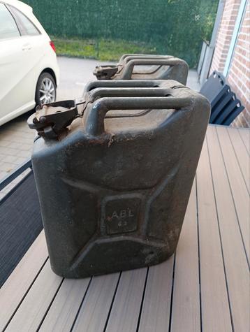 jerrycan van het leger beschikbaar voor biedingen