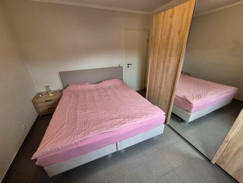 gehele moderne slaapkamer met boxspring en grote kleerkast, Huis en Inrichting, Slaapkamer | Complete slaapkamers, Zo goed als nieuw