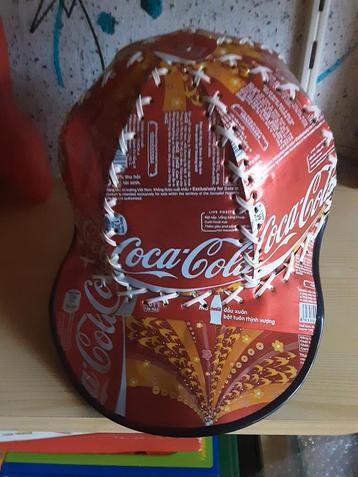 Unieke pet gemaakt van blikjes Coca-Cola
 beschikbaar voor biedingen
