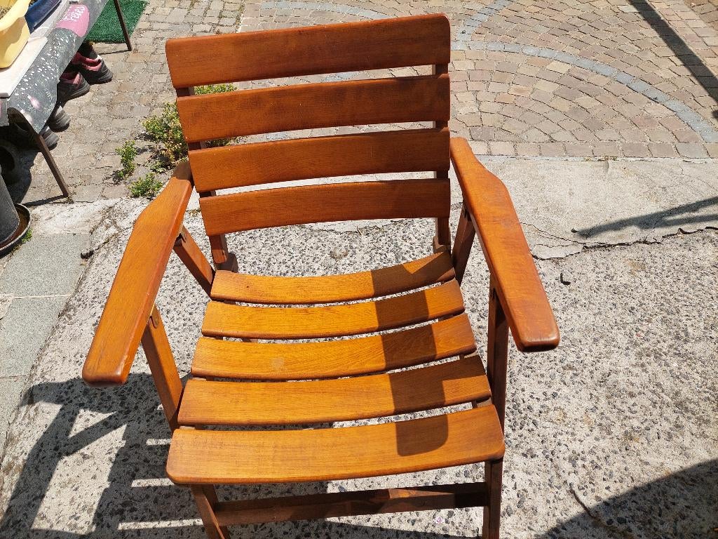 1 chaise en bois massif tre solide à ransart prix 25 euro, Enlèvement