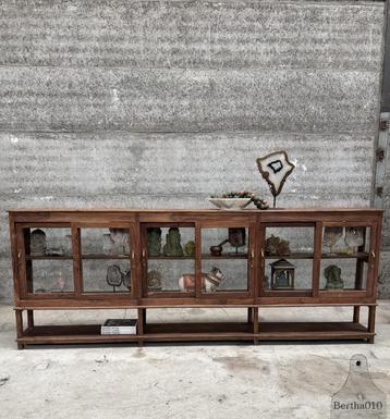 Tijdloos functionalisme winkeldressoir uit de jaren ’20–’30  beschikbaar voor biedingen