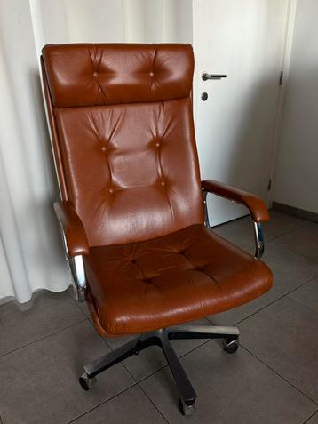 Vintage bureaustoel in bruin leder beschikbaar voor biedingen