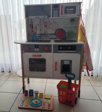 Speelgoedkeukentje met vele toebehoren beschikbaar voor biedingen