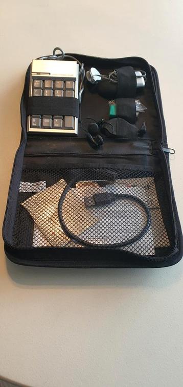 Pochette avec mini souris,calculatrice,lampe,écouteurs USB