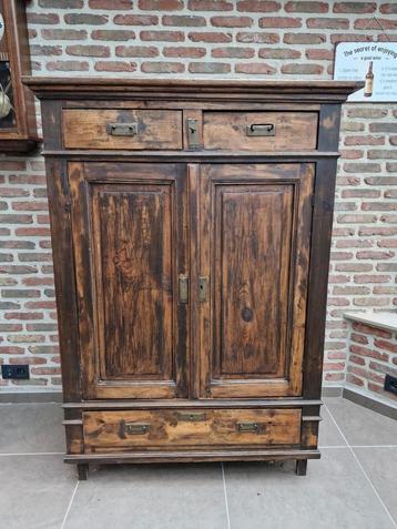 Antieke houten kast beschikbaar voor biedingen