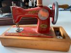 Oude kindernaaimachine met originele bobijntjes naaigaren, Antiek en Kunst, Ophalen