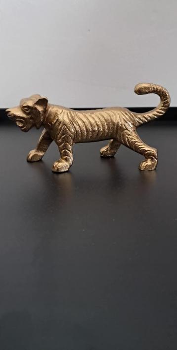 Tigre en métal doré beschikbaar voor biedingen