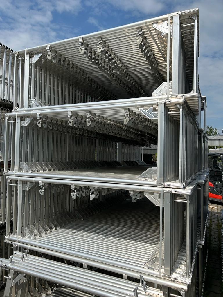 Alu Gevelsteiger | 950 m² | Baumann, Doe-het-zelf en Bouw, Steigers, Nieuw, Gevelsteiger, 5 meter of hoger, Verzenden