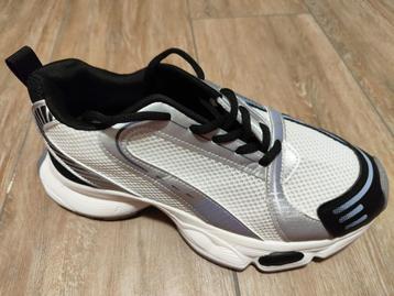  Nieuwe Sportieve Sneakers – Maat 43 – Slechts €15!  beschikbaar voor biedingen