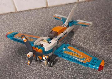 Lego vliegtuigen nr. 42117 trechnic en nr. 31099 creator