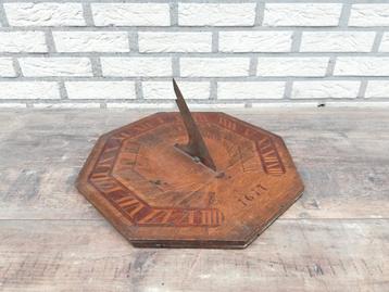 Antieke houten zonnewijzer beschikbaar voor biedingen