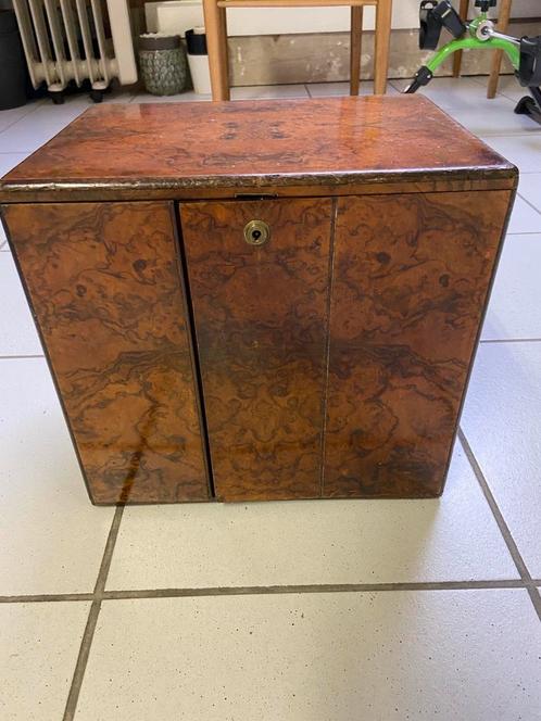 Heeft dienst gedaan als sigarendoos. Hele mooie doos., Huis en Inrichting, Woonaccessoires | Kisten, Gebruikt, Ophalen