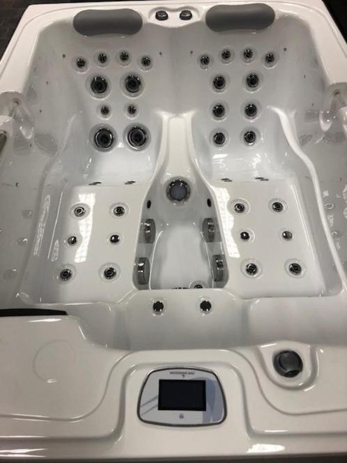 Waterwavespa Design spa Richmond, Tuin en Terras, Bubbelbaden en Hottubs, Zo goed als nieuw, Vast, Afdekzeil, Verzenden