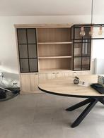 Stijlvolle vitrinekast met glasdeuren in eikenlook, Ophalen, Zo goed als nieuw