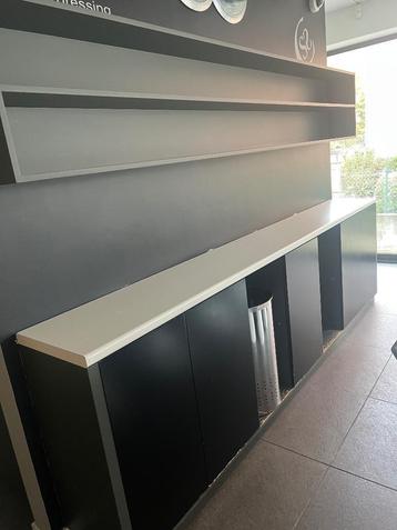 kast met deurkasten  en een hangkast beschikbaar voor biedingen