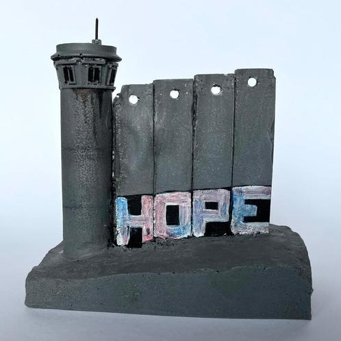 Banksy Walled Off Hotel - Wall Sculpture - HOPE, Antiek en Kunst, Kunst | Designobjecten, Ophalen of Verzenden