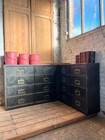 Ancien meuble à clapets d’angle industriel  beschikbaar voor biedingen