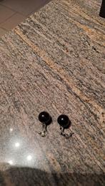 Zwarte oorbellen, Ophalen