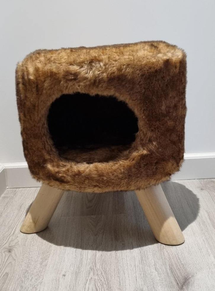 Mooie zachte bruine poef met kattenhuisje (Boony), Dieren en Toebehoren, Kattenmanden, Zo goed als nieuw, Ophalen of Verzenden