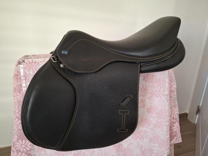 Ikonic Evolution zwart springzadel 18", Dieren en Toebehoren, Paarden en Pony's | Zadels, Zo goed als nieuw, Springen, Verzenden