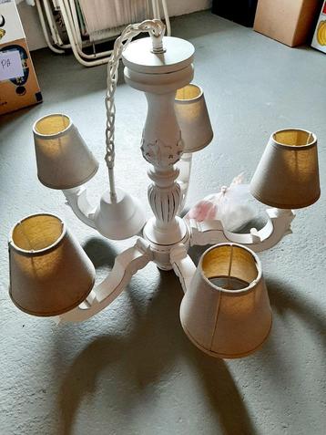 Elegante vintage kroonluchter in shabby chic stijl beschikbaar voor biedingen