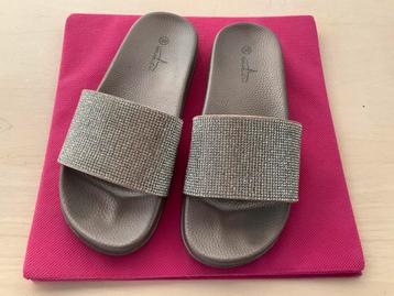 Nieuwe slippers voor bij het zwembad maat 37 beschikbaar voor biedingen