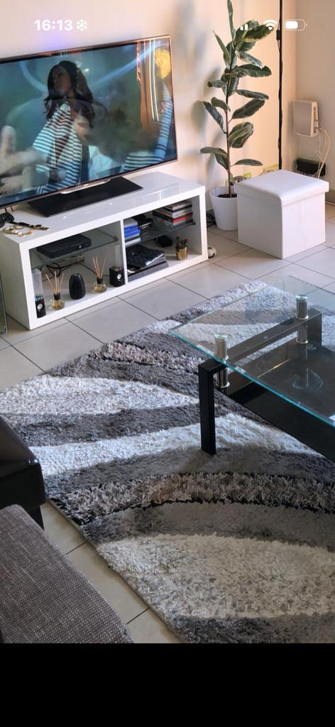 Mooi tapijt in goede staat, joli tapis en bon etat, Huis en Inrichting, Tafels | Salontafels, Zo goed als nieuw, Ophalen