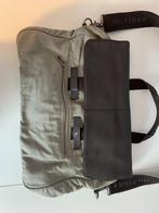 Tommy Hilfiger Tas, Ophalen