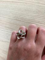 Zilveren ring met bloem, Handtassen en Accessoires, Ringen, Ophalen of Verzenden, Zo goed als nieuw, 17 tot 18, Dame