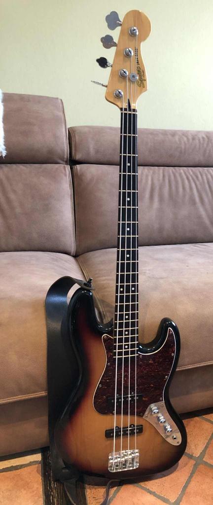 Squier Jazz Bass - Ampeg BA-108 Amp - Flight case, Muziek en Instrumenten, Snaarinstrumenten | Gitaren | Bas, Gebruikt, Elektrisch
