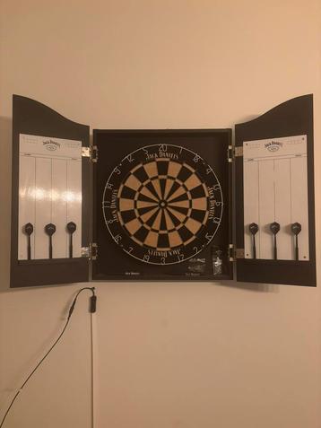 Jack daniels darts cabinet + board + pijlen beschikbaar voor biedingen