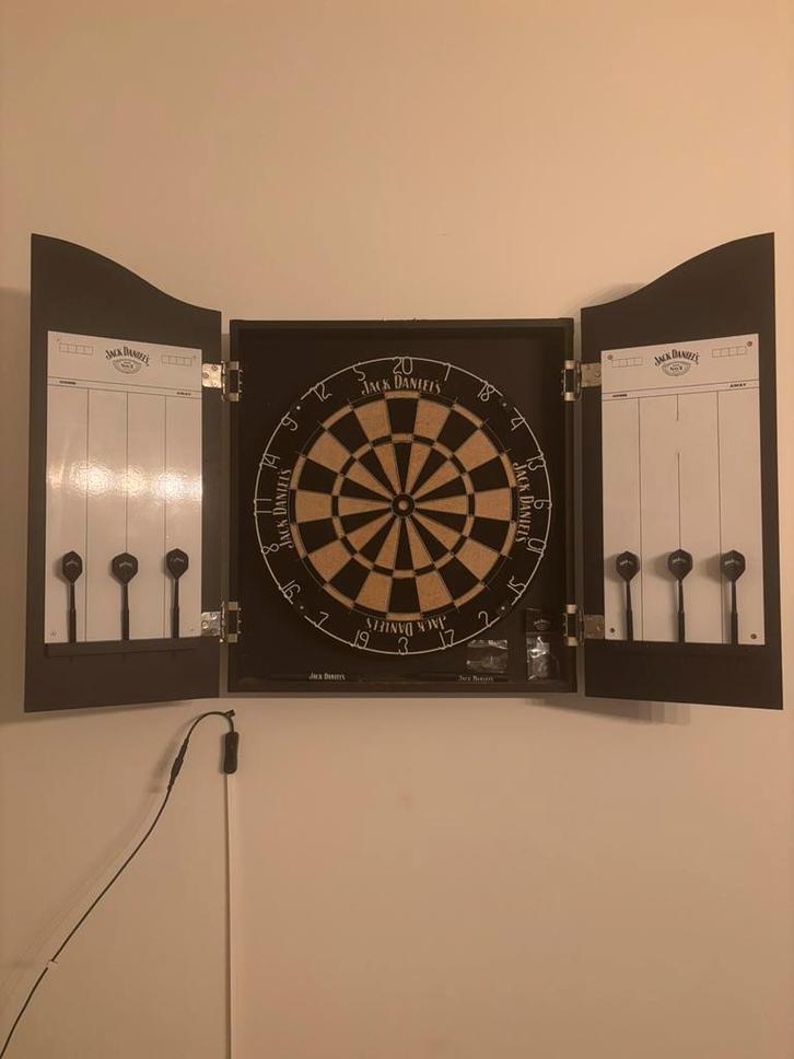 Jack daniels darts cabinet + board + pijlen, Sport en Fitness, Darts, Zo goed als nieuw, Pijlen, Ophalen