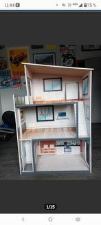 Maison de Barbie avec des accessoires en très bon état.