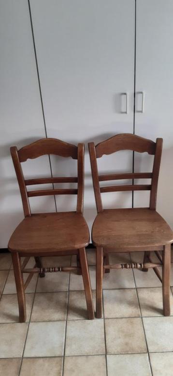 Eiken stoelen beschikbaar voor biedingen