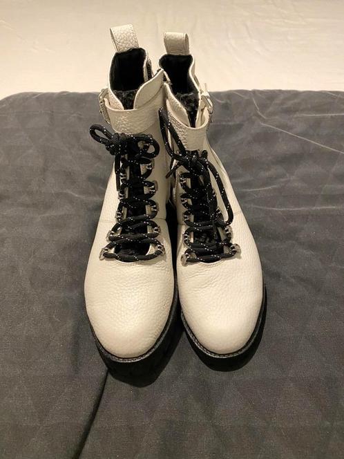 Witte Maruti Micky lederen veterboots – Stijlvol & Comfortab, Kleding | Dames, Schoenen, Wit, Ophalen of Verzenden