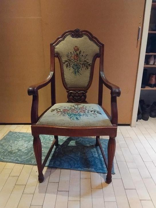 Antieke fauteuil met geborduurd bloemmotief, Antiek en Kunst, Antiek | Meubels | Tafels, Ophalen