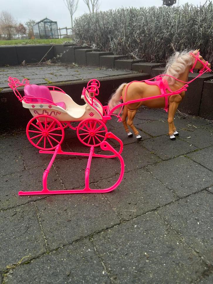 Barbie - cheval calèche, Enfants & Bébés, Jouets | Jouets a bascule, Comme neuf, Enlèvement ou Envoi