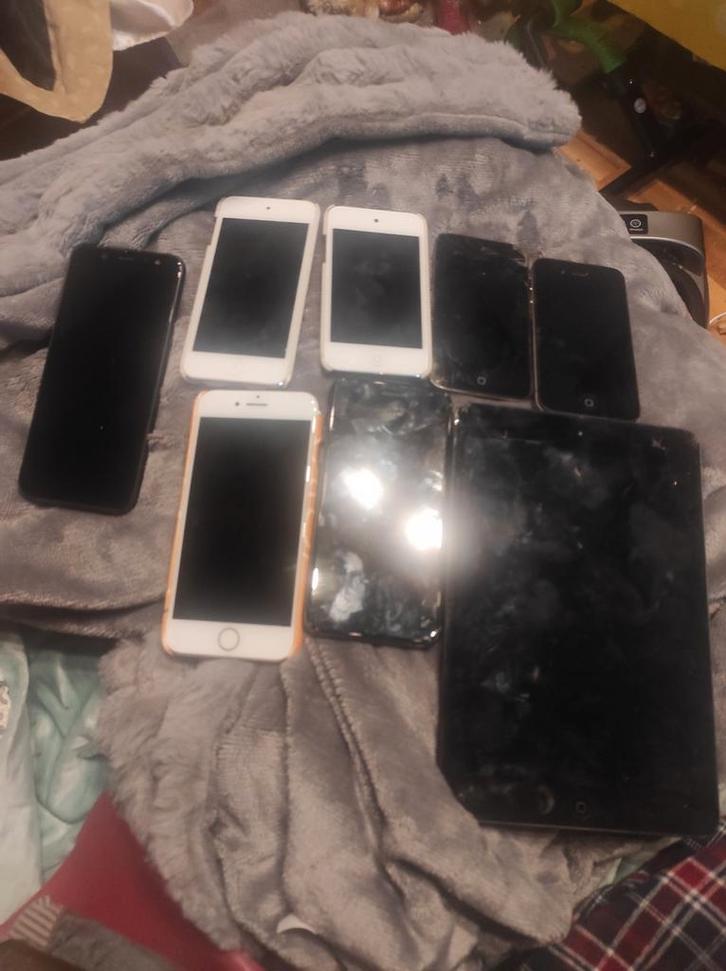 Lot iPhone iPad ipods en 1samsung moet dringend weg elk bod, Telecommunicatie, Mobiele telefoons | Apple iPhone, Ophalen