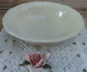 Creme kleurige brocante schaal met mooie sierrand beschikbaar voor biedingen