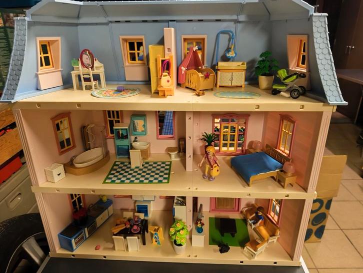 Huis groot met 3 verdiepingen of een goede bieding, Verzamelen, Poppenhuizen en Toebehoren, Gebruikt, Kleding, Ophalen