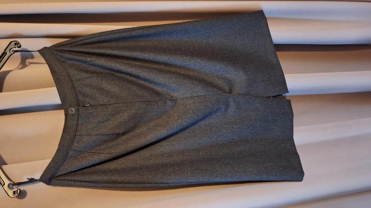 Dames rok grijs nieuw maat 42 lang 61 cm 24 inch., Kleding | Dames, Rokken, Zo goed als nieuw, Maat 42/44 (L), Grijs, Onder de knie