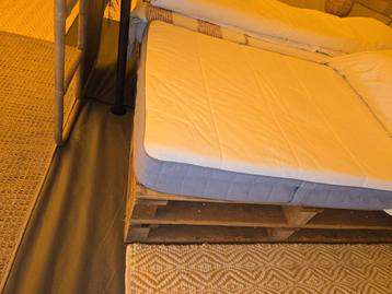 1 persoons bed zo goed als nieuw! Pallet+matras beschikbaar voor biedingen