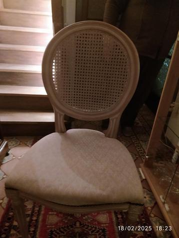 8 CHAISES DE STYLE EN TRES BON ETAT beschikbaar voor biedingen