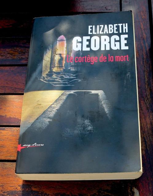 Thriller broché : Elizabeth George "Le cortège de la mort", Boeken, Thrillers, Zo goed als nieuw, Ophalen of Verzenden
