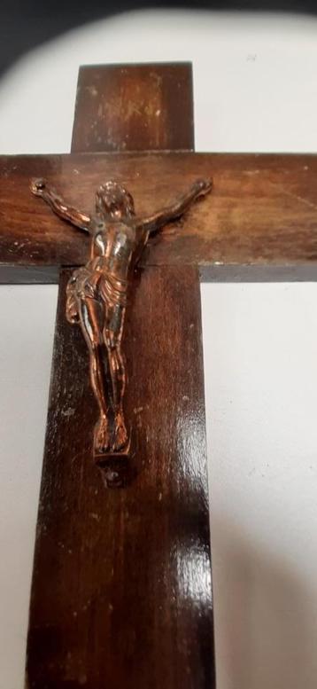 très vieux crucifix