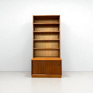 Vintage hoge boekenkast / etagere / vitrine  beschikbaar voor biedingen