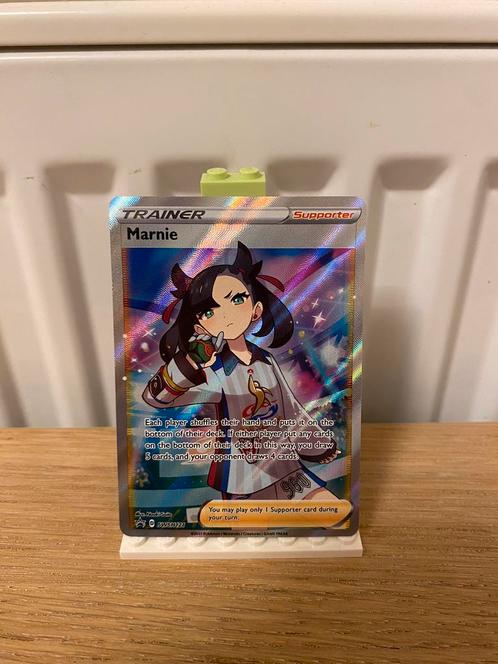 Marnie Full Art SWSH121 - Pokemon Kaart, Hobby en Vrije tijd, Verzamelkaartspellen | Pokémon, Nieuw, Losse kaart, Foil, Ophalen of Verzenden