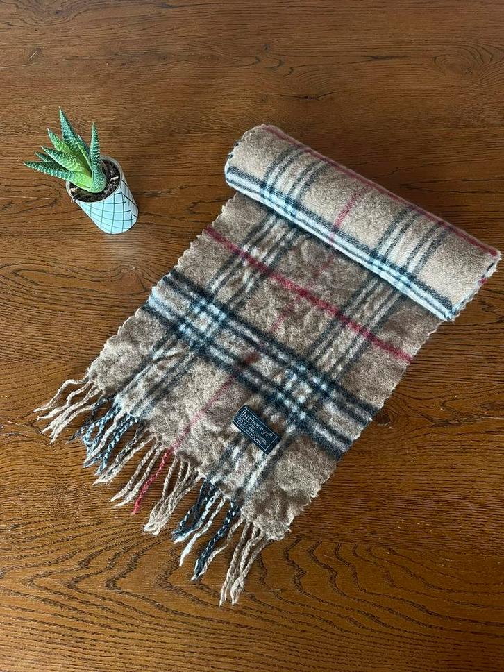 Burberry sjaal, Kleding | Dames, Mutsen, Sjaals en Handschoenen, Zo goed als nieuw, Sjaal, Ophalen of Verzenden