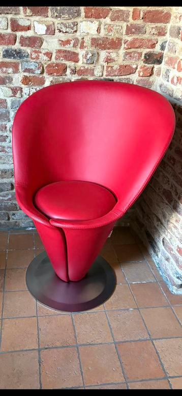 Rood lederen kuipstoel, zetel beschikbaar voor biedingen